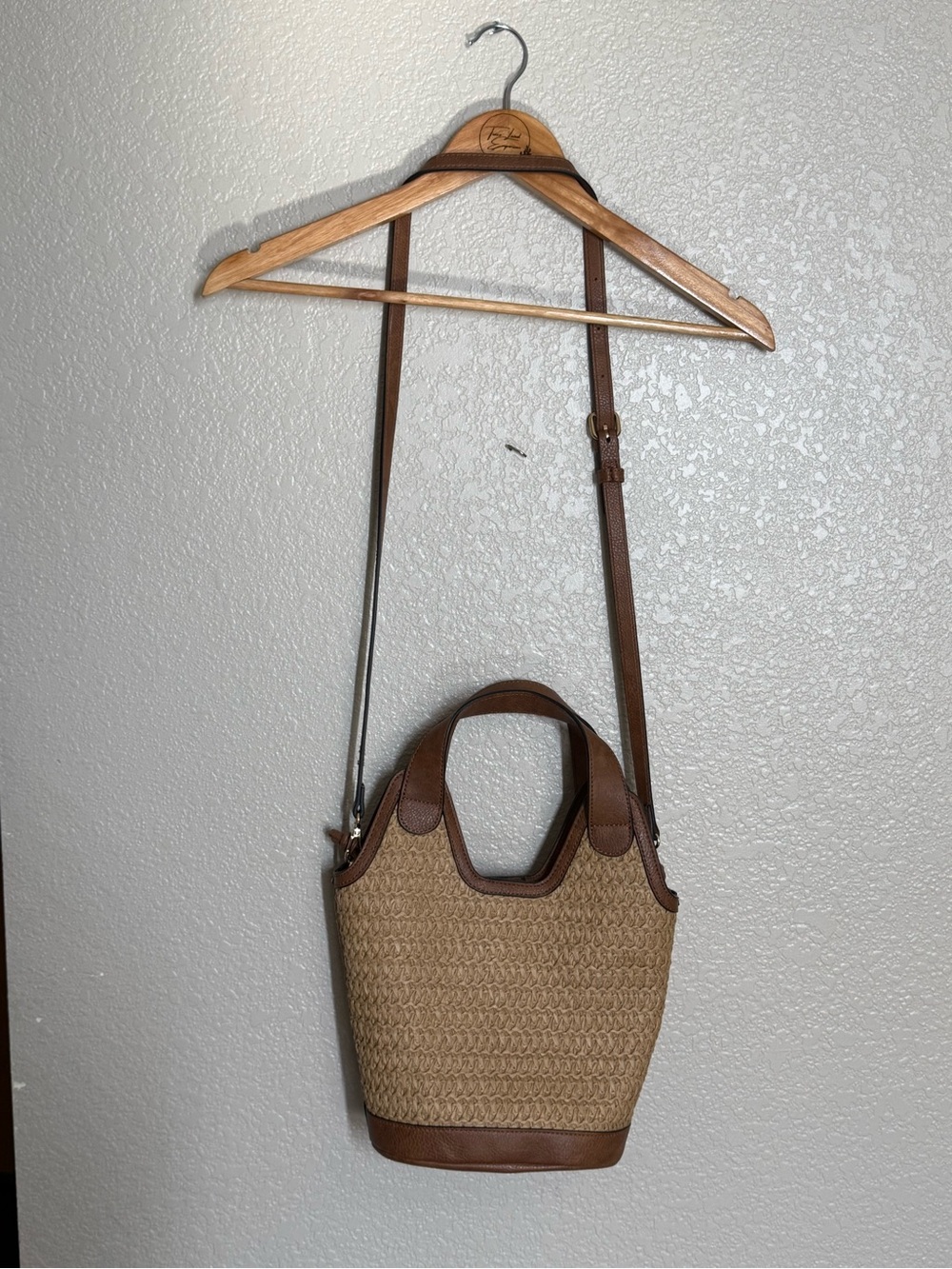 Tommy Bahama Straw Bucket Crossbody Bag Purse Removable Pouch - Picture 3 of 6